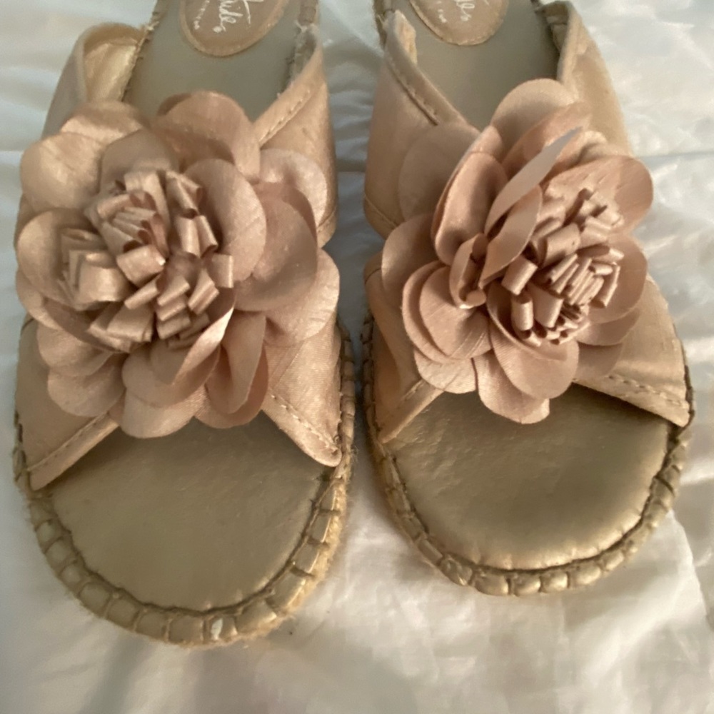 Size 8 Beige flower sandal slip ons
